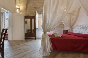 Deluxe-Vierbettzimmer | Minibar, individuell eingerichtet, Schreibtisch, schallisolierte Zimmer