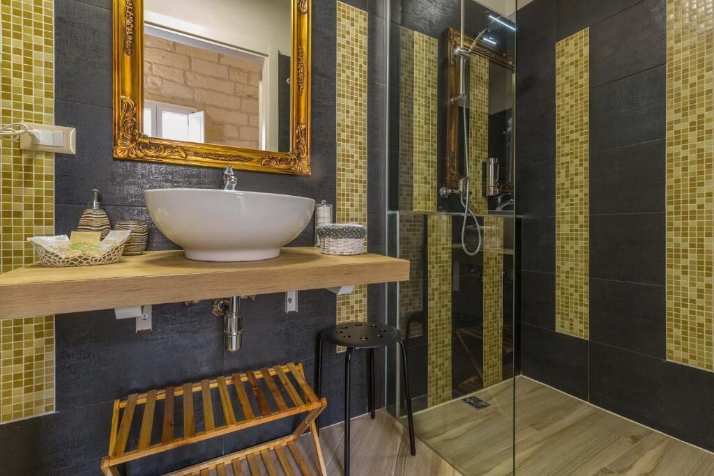 Habitación cuádruple Deluxe | Baño | Ducha, artículos de higiene personal gratuitos, secador de pelo y bidé