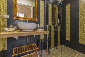 Deluxe-Vierbettzimmer | Badezimmer | Dusche, kostenlose Toilettenartikel, Haartrockner, Bidet