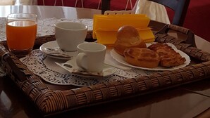 تناول الطعام داخل الغرفة