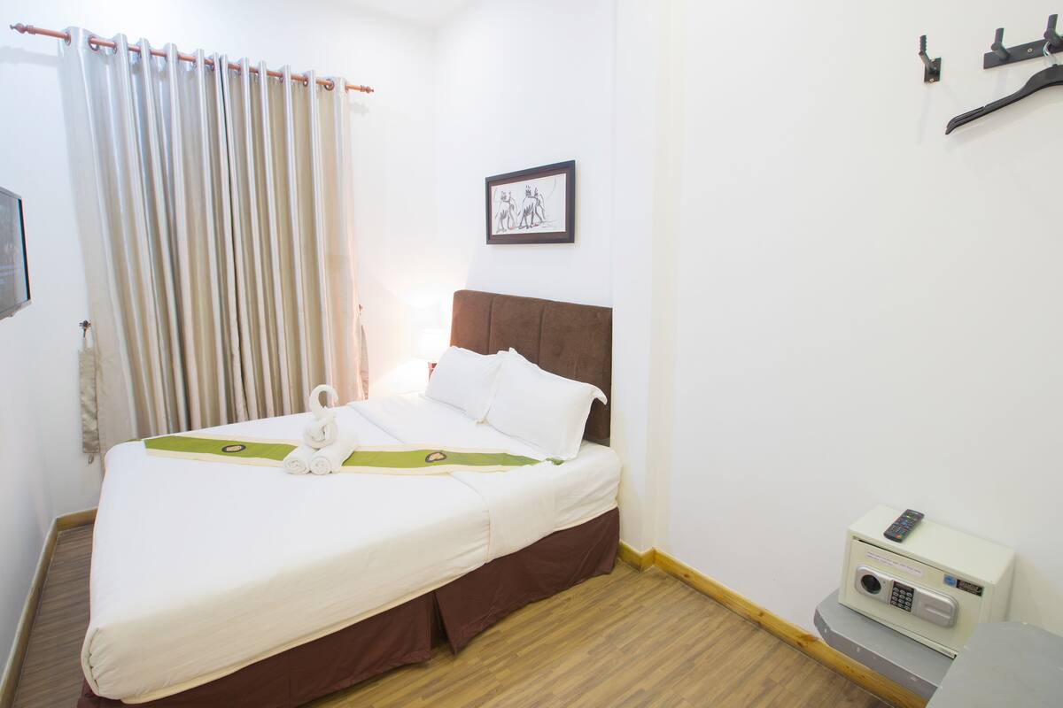 Minibar, caja de seguridad en la habitación, wifi gratis y ropa de cama
