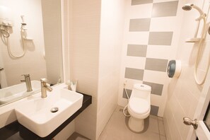 Shower, free toiletries, slippers, towels - Secrets Hotel Cambodia (Phnom Penh)