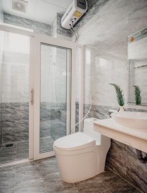 Shower, free toiletries, hair dryer, slippers - Le Phuong BB (Da Lat)