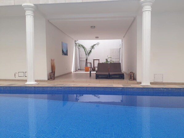 حمّام سباحة خارجي، مقاعد للتشمس