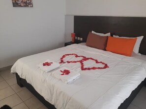 1 غرفة نوم وبديكورات فريدة لكل غرفة وطراز فريد لكل وحدة وستائر تعتيم