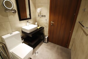 Family Suite | Bathroom | Shower, free toiletries, hair dryer, slippers