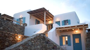 A white building with blue shutters and a stone staircase. - Livadi House Mykonos (Mykonos)