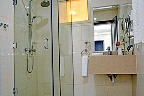 Shower, free toiletries, hair dryer, slippers - Golden Bujari Hotel Al Dhahran (Al Khobar)