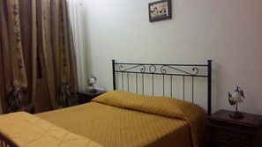 Dubbelrum | Skrivbord, mörkläggningsgardiner, extrasängar och gratis wi-fi