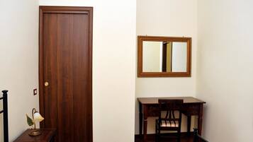 Doppelzimmer | Schreibtisch, Verdunkelungsvorhänge, Zustellbetten, kostenloses WLAN