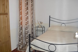 Escrivaninha, cortinas blackout, camas extras/dobráveis (sobretaxa)