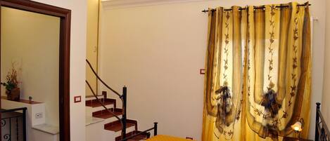 Herbergi með tvíbreiðu rúmi | Skrifborð, myrkratjöld/-gardínur, aukarúm, ókeypis þráðlaus nettenging