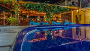 2 piscinas al aire libre, sombrillas, sillones reclinables de piscina