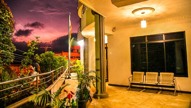 Un vestíbulo de hotel con una zona de espera, una escalera y vistas al cielo.