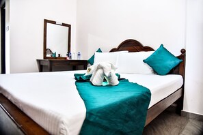 Phòng đôi Tiêu chuẩn, 1 giường cỡ queen, quang cảnh thành phố | 1 phòng ngủ, bộ đồ giường cao cấp, bàn, bàn ủi/dụng cụ ủi quần áo 