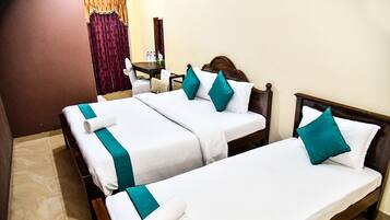 Chambre Triple Deluxe, plusieurs lits, vue montagne | 1 chambre, literie de qualité supérieure, bureau