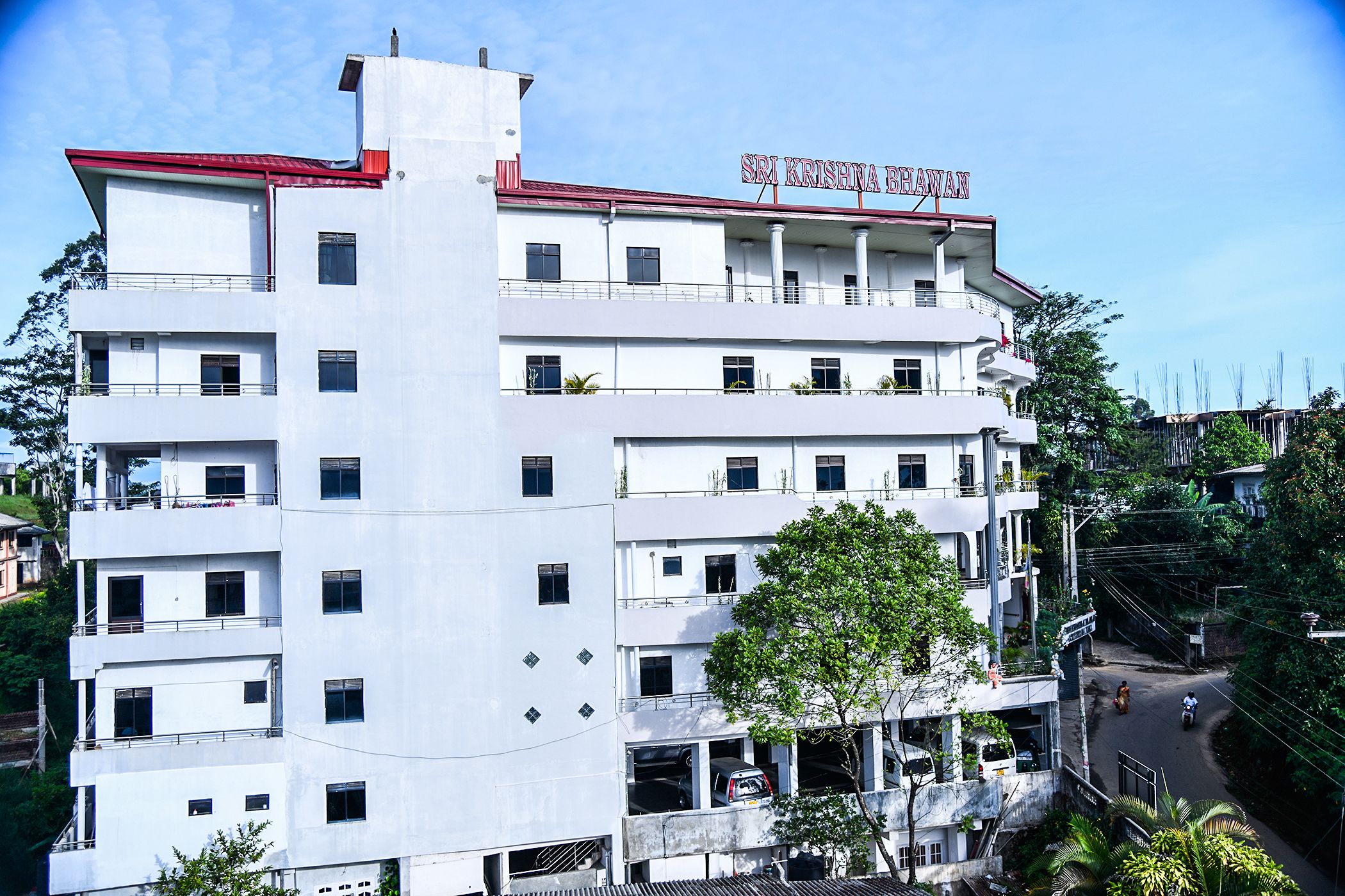 Un edificio de varios pisos con un letrero que dice 'Sri Krishna Bhawan'.
