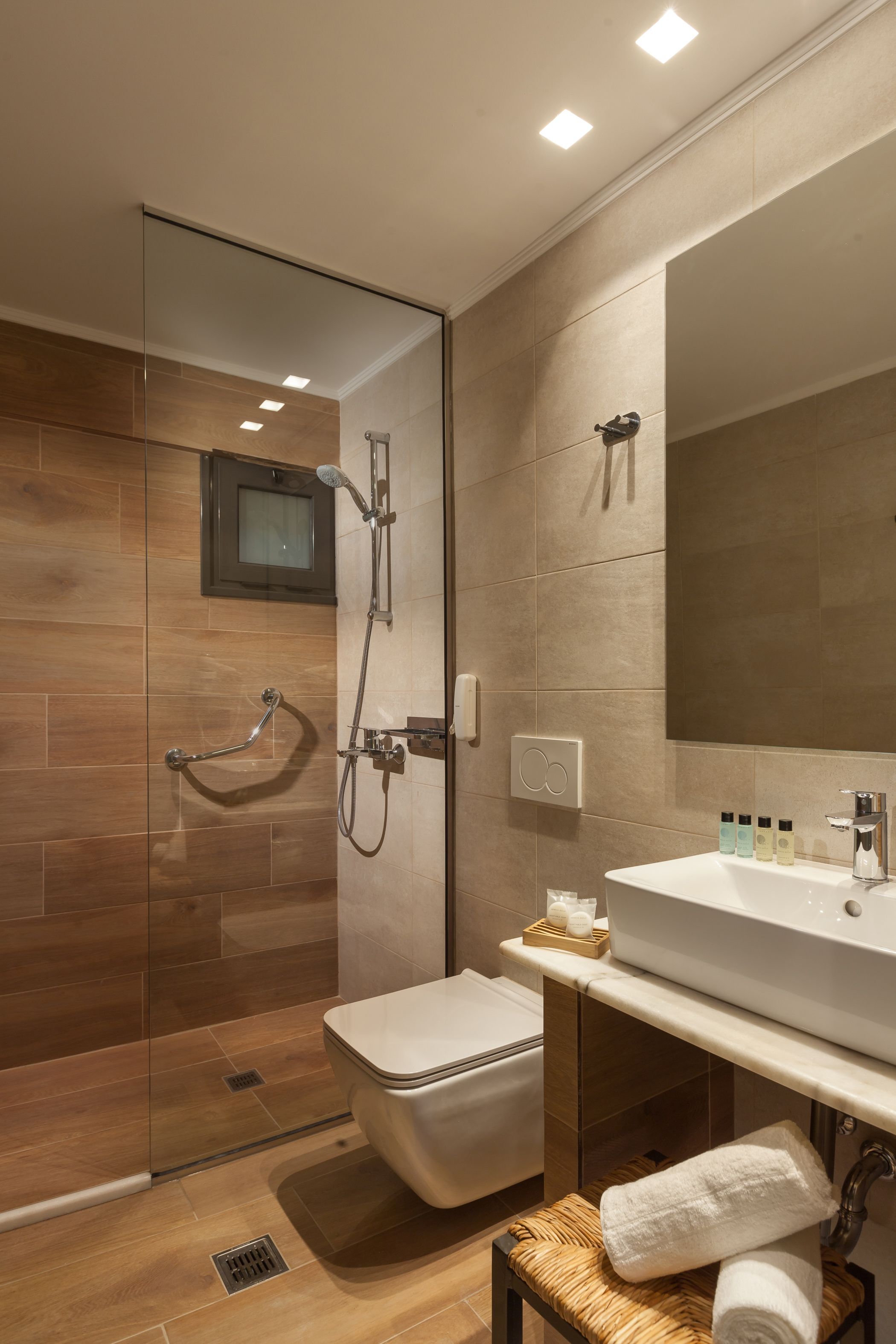 deluxe double or twin room (no sea view) | bathroom | bathtub, deep-soaking bathtub, free toiletries, hair dryer