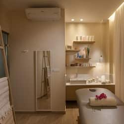 Sauna, hot tub, steam room, body treatments, aromatherapy
