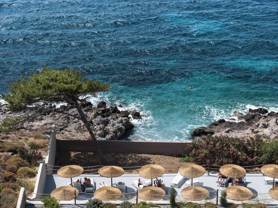 Sesongbasert utendørsbasseng, bassengparasoller og solsenger