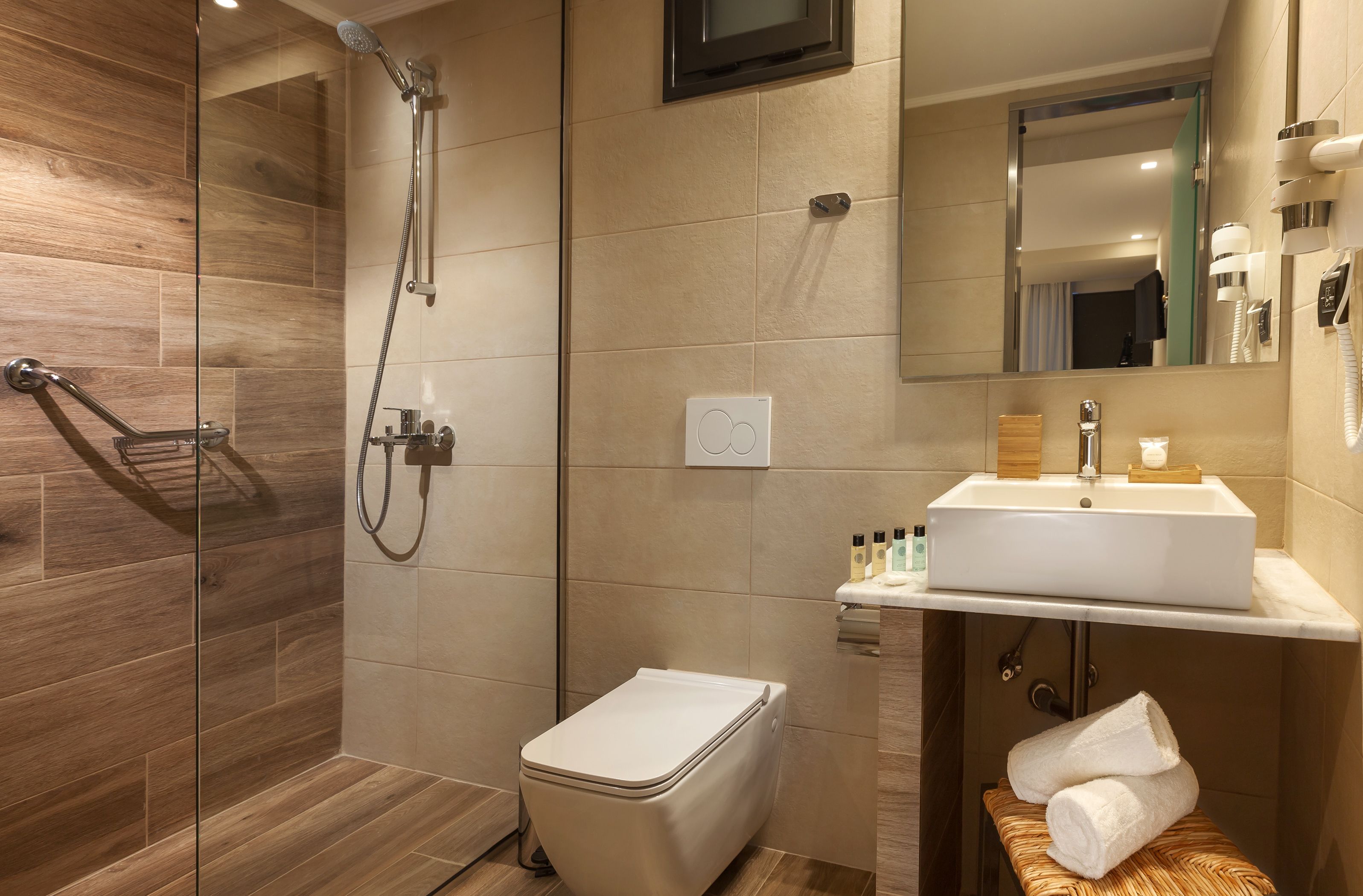 bathtub, deep-soaking bathtub, free toiletries, hair dryer