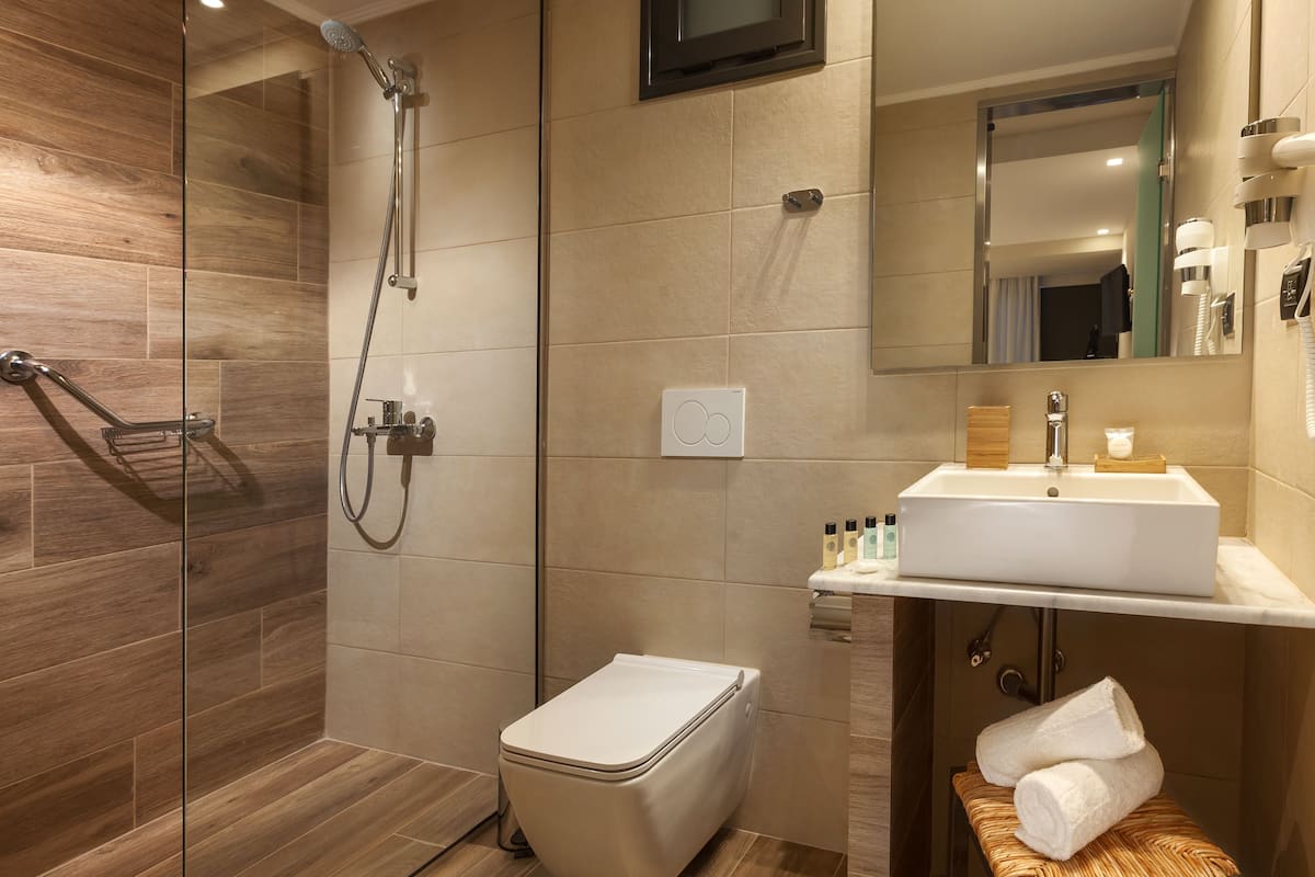 bathtub, deep-soaking bathtub, free toiletries, hair dryer