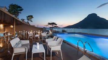 Poolside bar