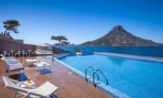 Una piscina al aire libre de temporada, sombrillas