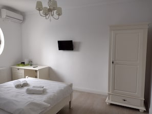 A bedroom with a bed, a wardrobe, a desk, and a television. - Vila Adry's (Constanta)