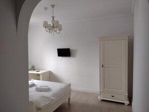 Silitysrauta/-lauta, ilmainen Wi-Fi, vuodevaatteet