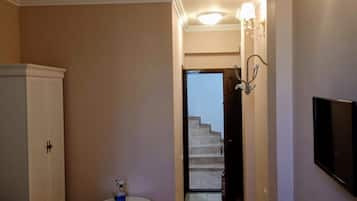 Iron/ironing board, free WiFi, bed sheets