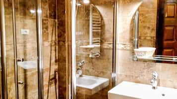 Regadera, amenidades de baño gratuitas, secadora de cabello, toallas