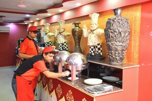 每日供應全套早餐 (每人 INR180)