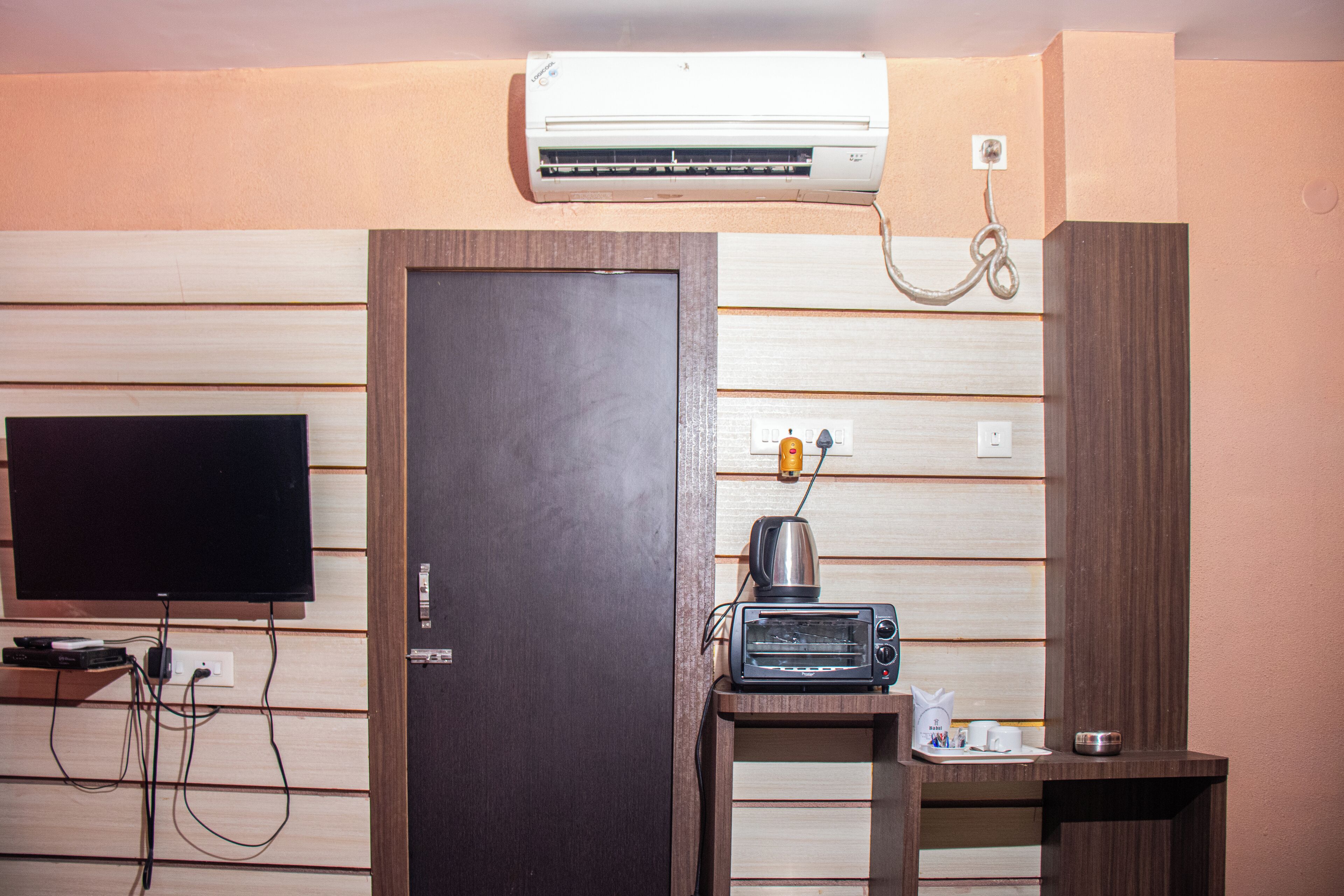 minibar, desk, soundproofing, iron/ironing board