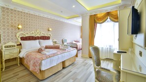 Family Triple Room | Minibar, in-room safe, desk, blackout drapes - Nayla Palace Hotel (Istanbul)