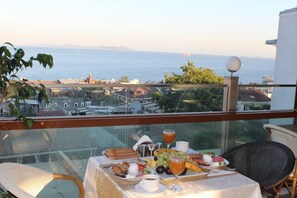 Outdoor dining - Nayla Palace Hotel (Istanbul)