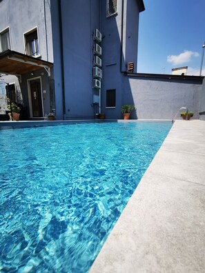 Seasonal outdoor pool, sun loungers - Locazione Turistica Dal Degan (San Bonifacio)