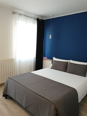 Habitación doble, baño en la habitación | Camas con efecto memoria, minibar y caja de seguridad en la habitación 