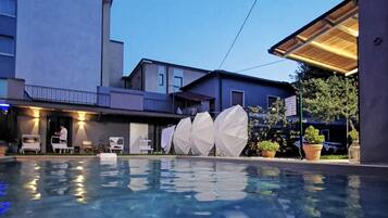 Außenpool (je nach Saison geöffnet), Liegestühle