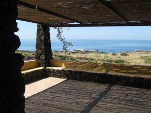 A stone structure with a view of the sea. - Agriturismo Zibibbodoro (Pantelleria)