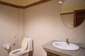 Habitación estándar | Baño | Ducha y bañera combinadas y bañera profunda