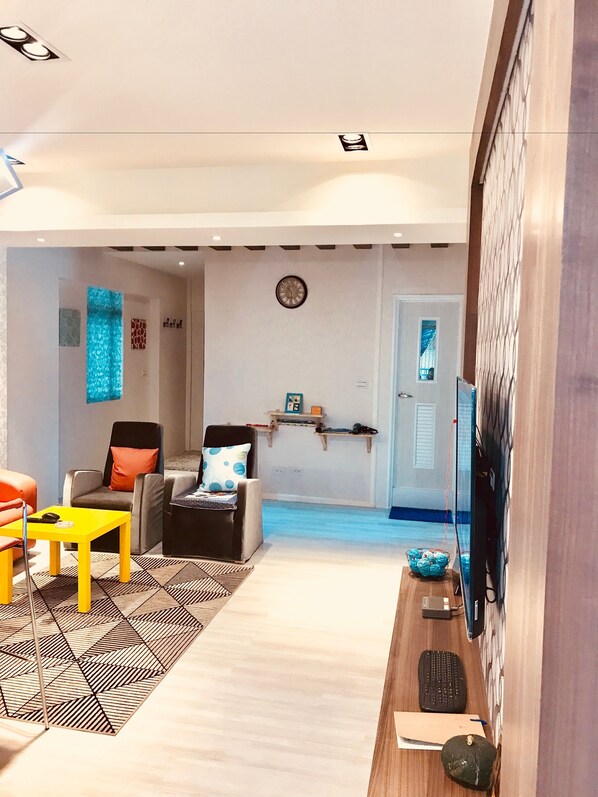 Departamento estándar | Área de sala de estar | Televisión 