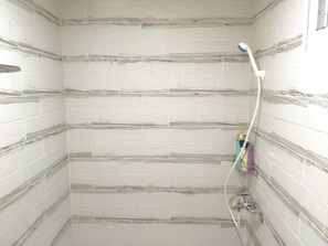 Standard-Apartment | Dusche im Bad