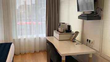 Free minibar, individually decorated, individually furnished, desk