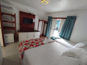 Blackout curtains, iron/ironing board, free WiFi, bed sheets - Pousada To Na Praia (São Sebastião)