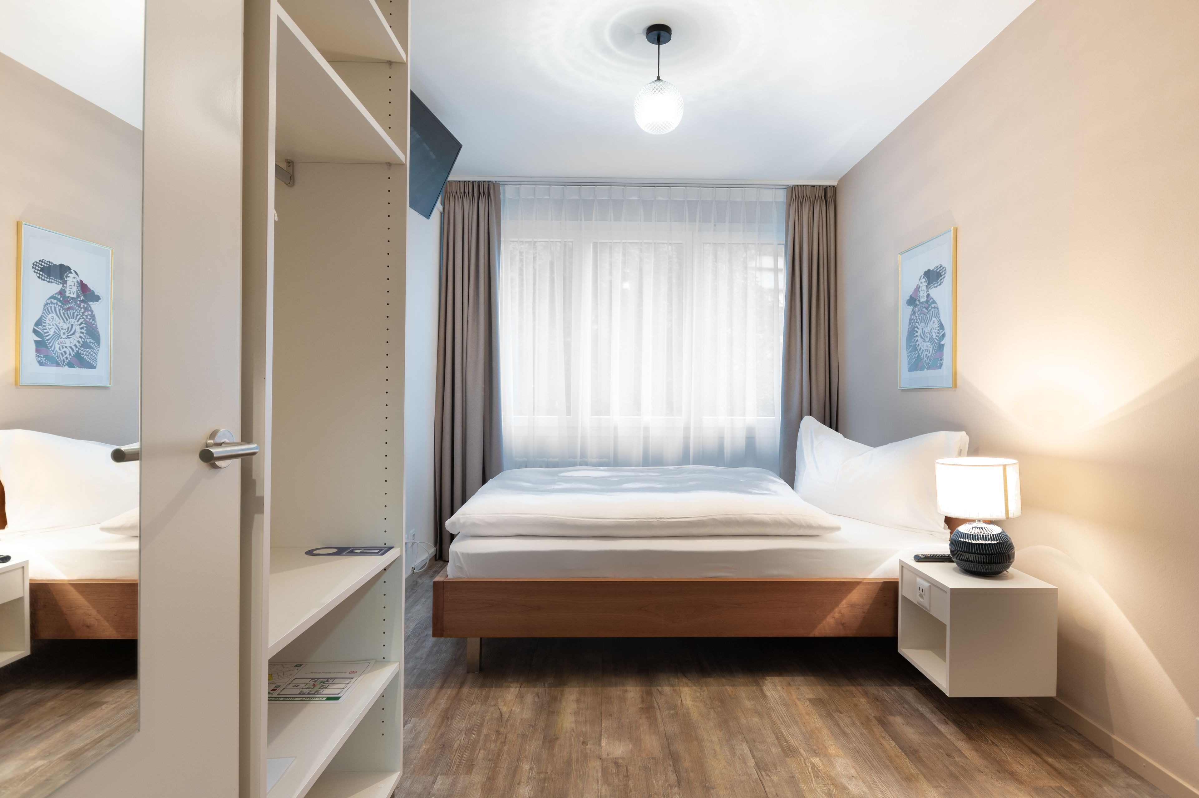 single room | desk, iron/ironing board, free cots/infant beds, free wifi