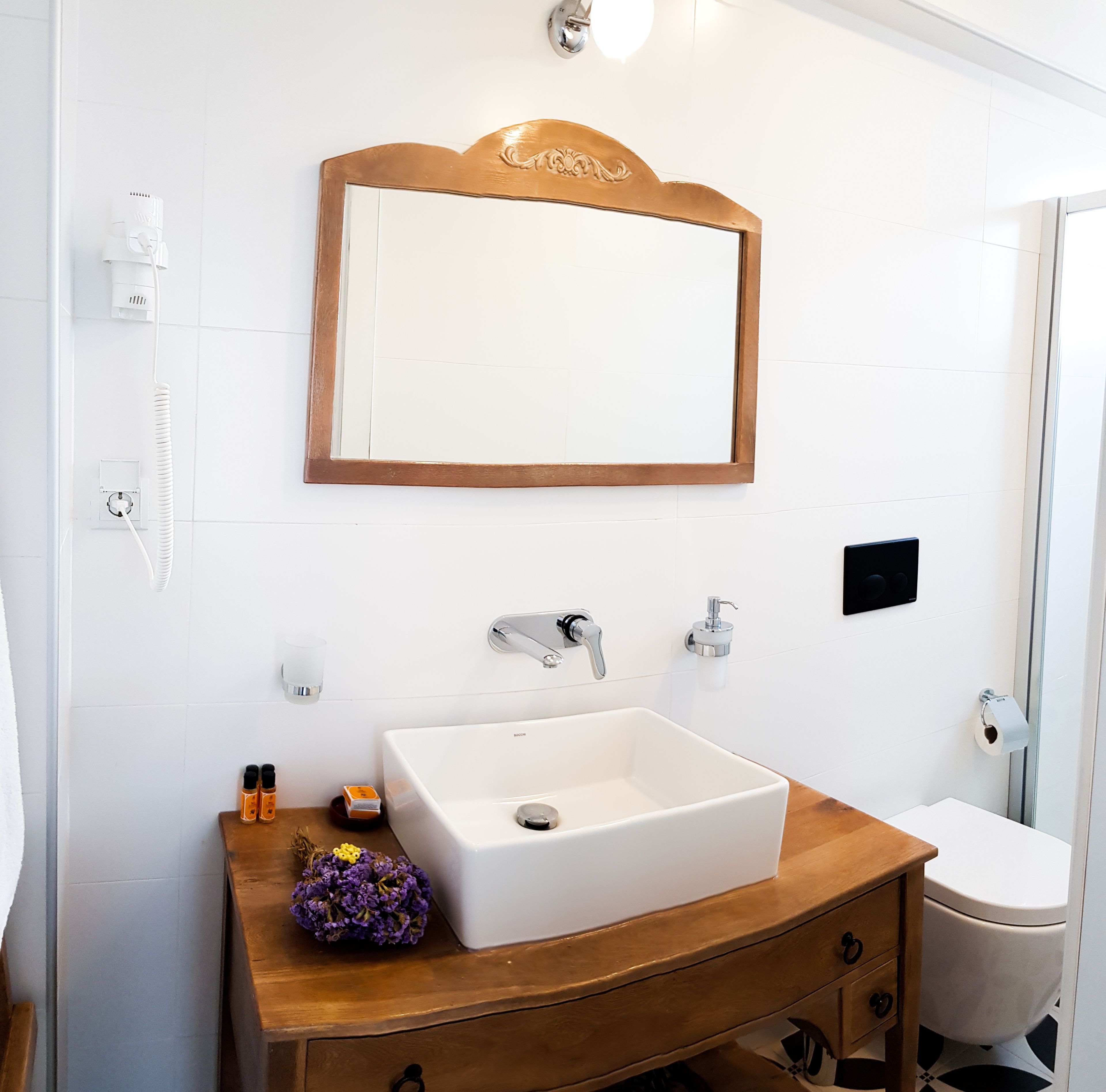 shower, free toiletries, hair dryer, towels