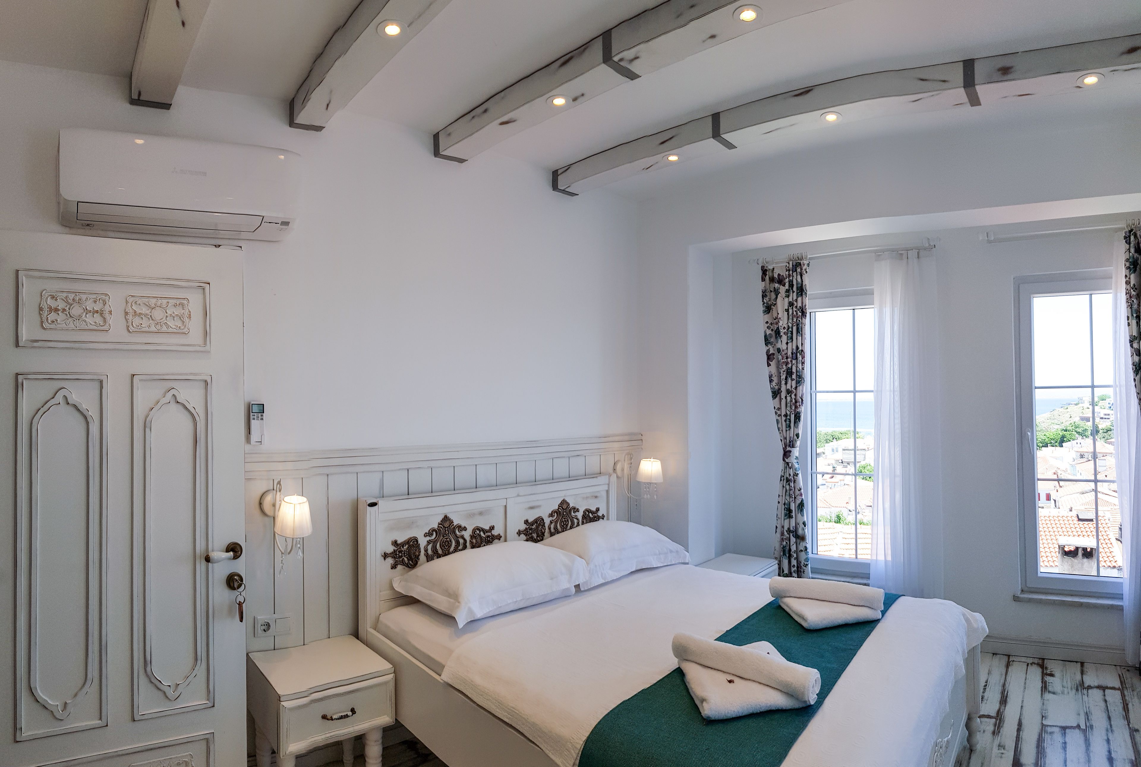 free wifi, bed sheets