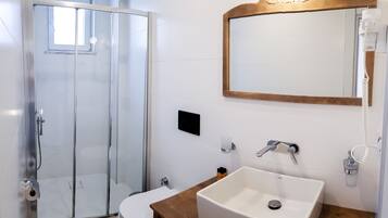 Deluxe Room | Bathroom | Shower, free toiletries, hair dryer, towels