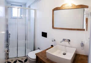 Habitación Deluxe | Baño | Ducha, artículos de higiene personal gratuitos y secador de pelo